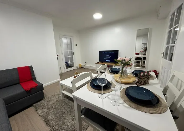 Stylish Entire Apartment With Private Garden In Camden, Central London